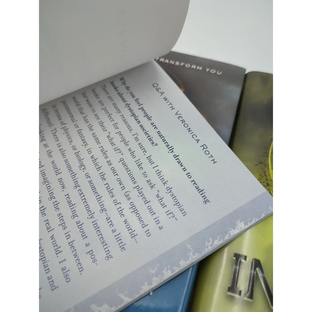 Collector Boxed Set by V. Roth Divergent Insurgent 1 & 2 with World of Divergent